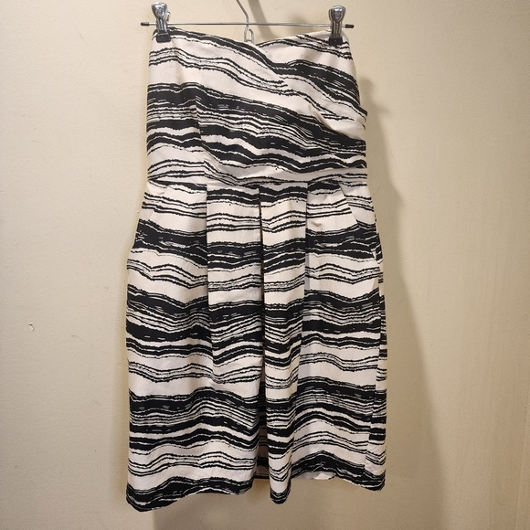 The Limited Black and Ivory Strapples Dress with Pockets size 6 - Picture 2 of 12